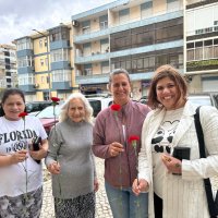 Entrega de cravos nas Instituições e Comércio Local